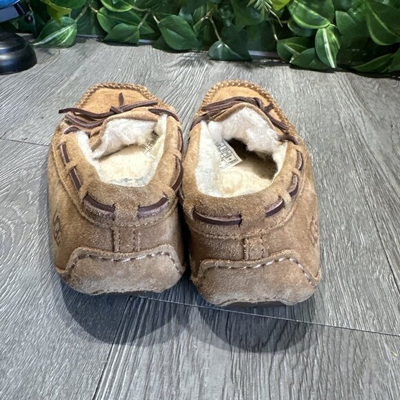 UGG Women's Dakota Suede Moccasin Slippers Chestnut Brown Size 5 1107949 - Picture 5 of 8